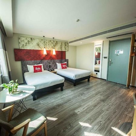 Ibis Urumqi Weixing Square Hotel Exterior foto