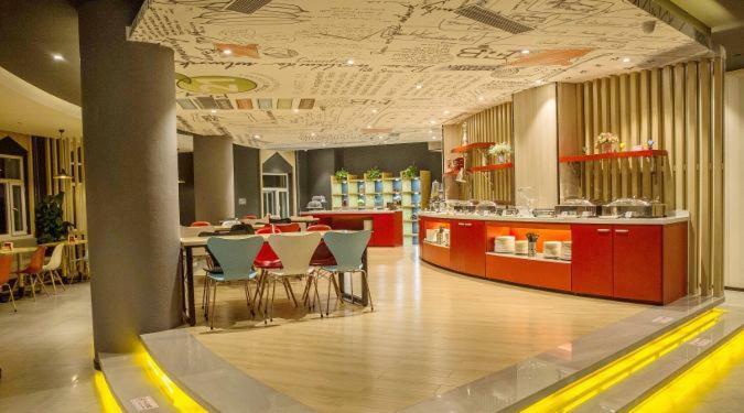 Ibis Urumqi Weixing Square Hotel Exterior foto