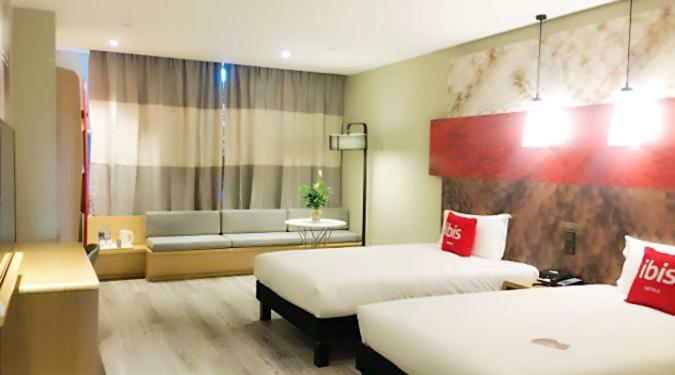 Ibis Urumqi Weixing Square Hotel Exterior foto