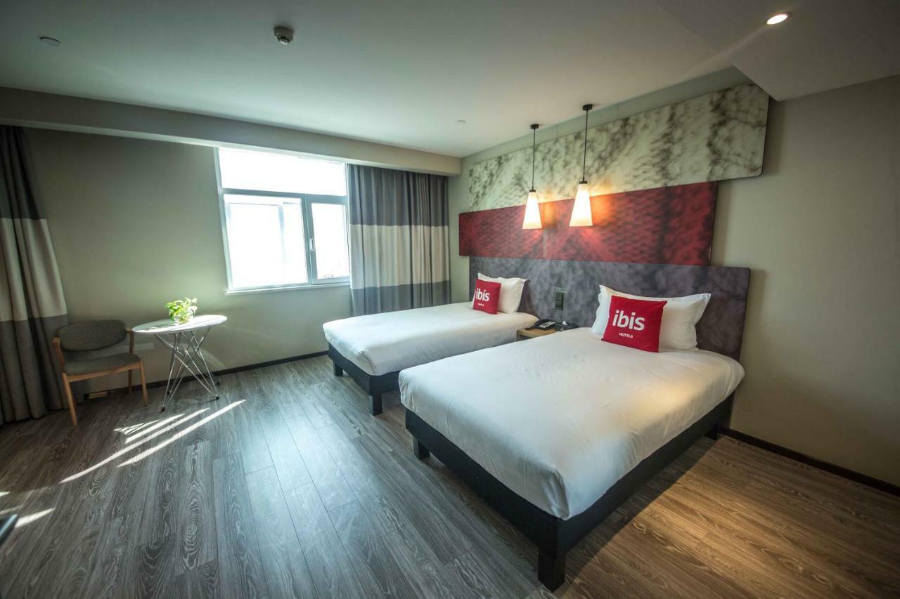 Ibis Urumqi Weixing Square Hotel Exterior foto