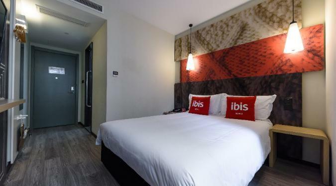 Ibis Urumqi Weixing Square Hotel Exterior foto